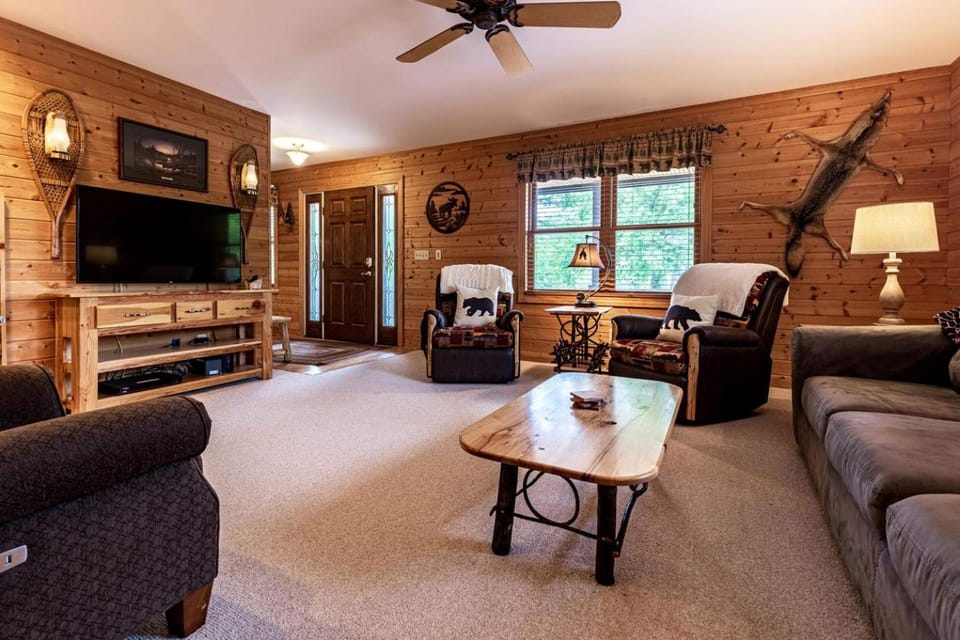 Create Lasting Memories: Lakeside Family Getaway in the Heart of Paradise, Michigan House in Whitefish Township
