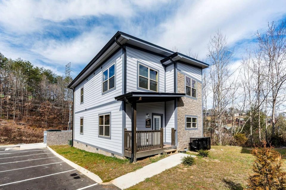 Stylish Pigeon Forge Cabin with Hot Tub, Pool & Dog Park near Dollywood and Gatlinburg, TN Cabin in Pigeon Forge