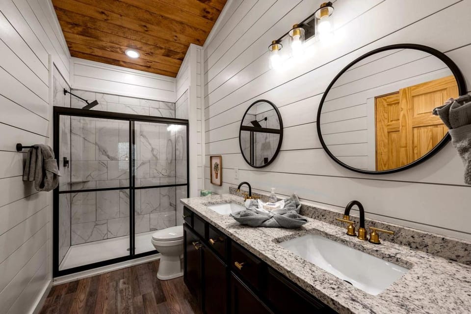 Stylish Pigeon Forge Cabin with Hot Tub, Pool & Dog Park near Dollywood and Gatlinburg, TN Cabin in Pigeon Forge