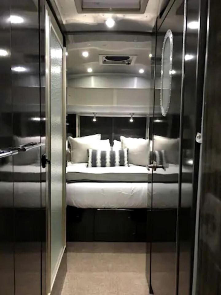 Fantastic Airstream with Fire Pit and Hot-tub in Orderville, Utah House in Orderville