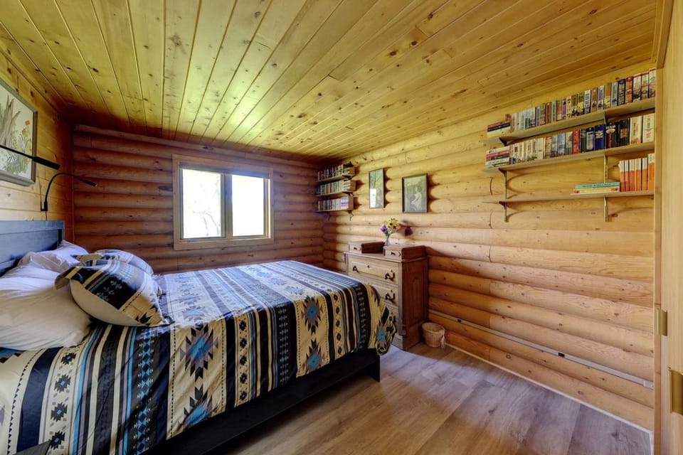 Rustic Cabin with Enormous Backyard and Marvelous Mountain Views in Buffalo, Wyoming Cabin in Buffalo