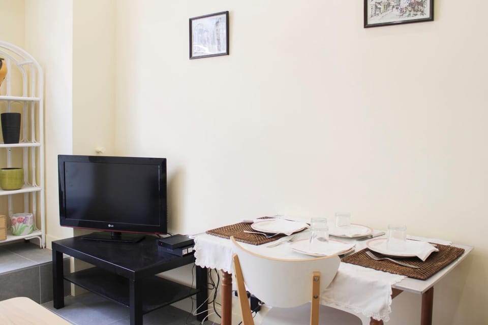 40m studio with sleeping area & Wifi Apartment in Courbevoie