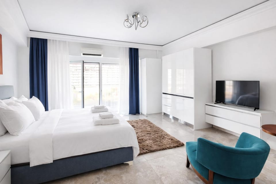 Bed, TV and multimedia, Photo of the whole room, Seating area, Dining area, Sea view, dishwasher, kitchen, air conditioner