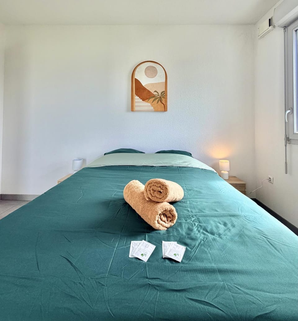 Bed, Photo of the whole room, Bedroom, towels
