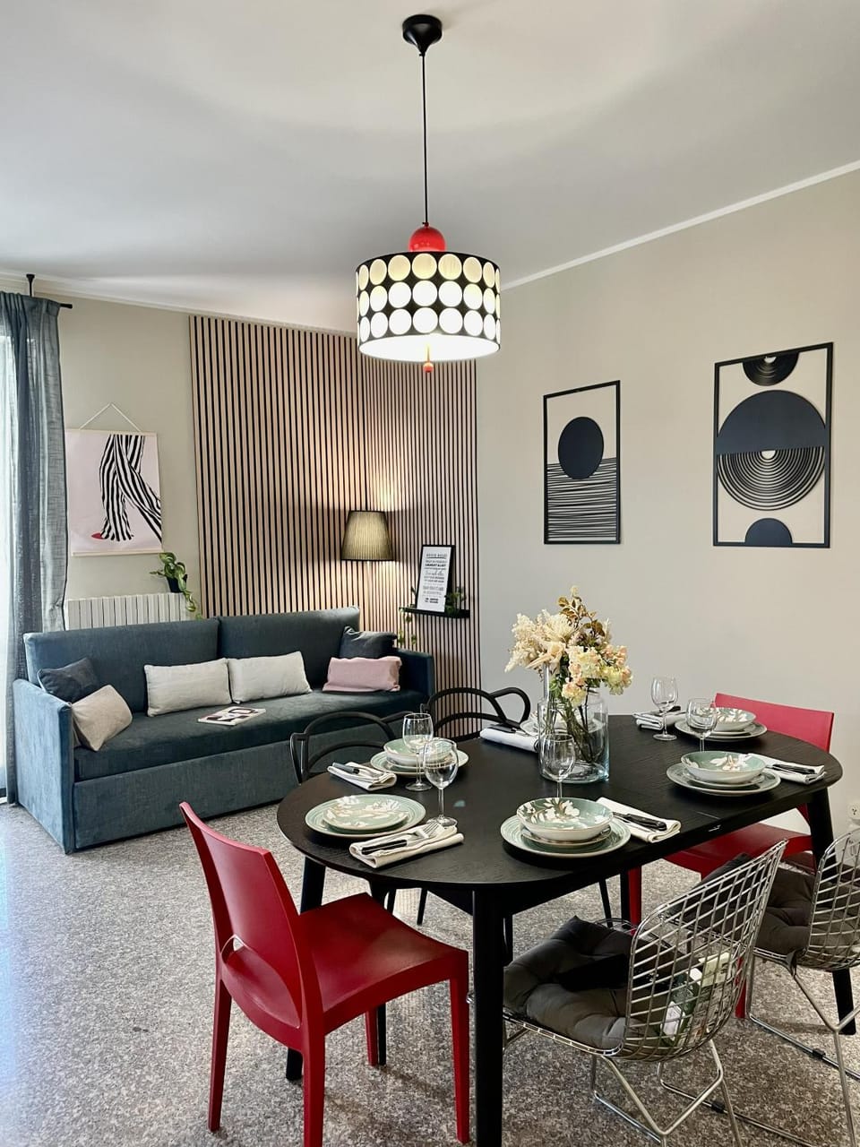 Day, Living room, Seating area, Dining area, Time of day
