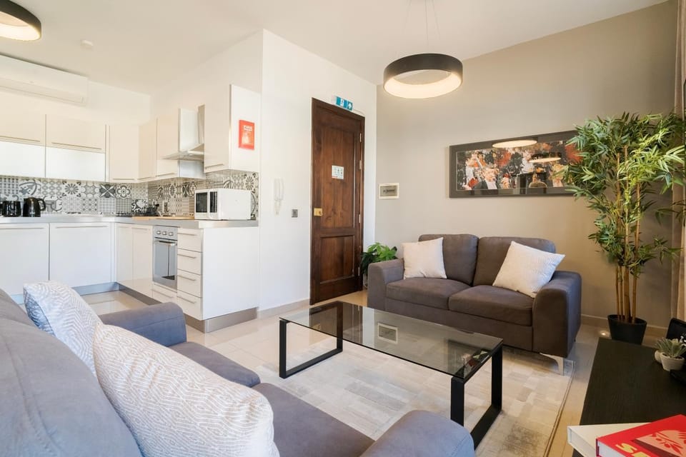 Cozy Sliema Luxury Apartment 2BD Near Sea Apartment in Sliema