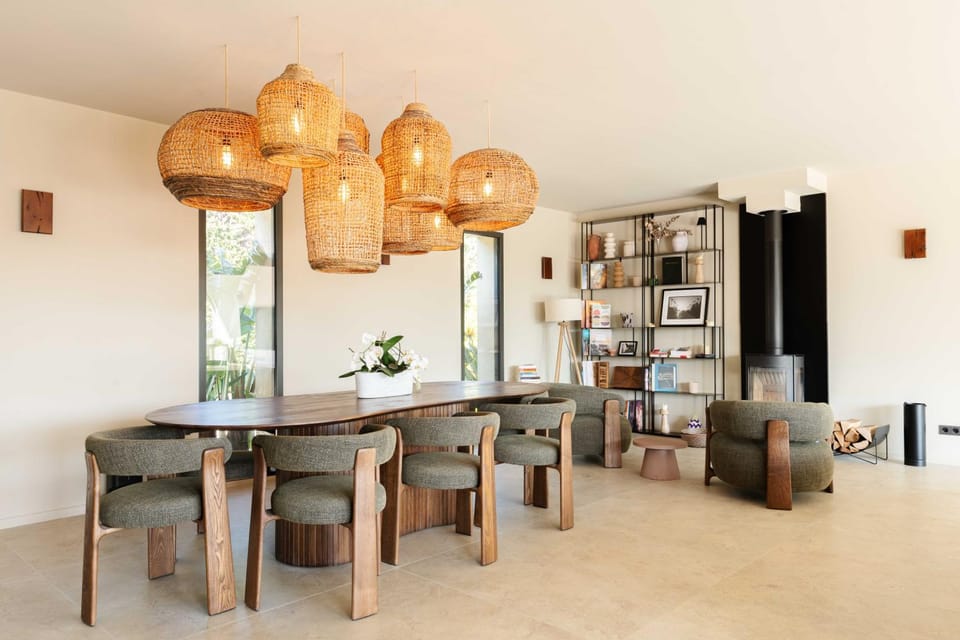 Dining area, fireplace