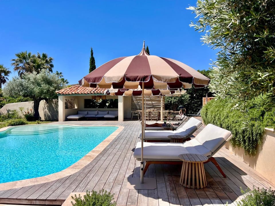 Swimming pool, sunbed