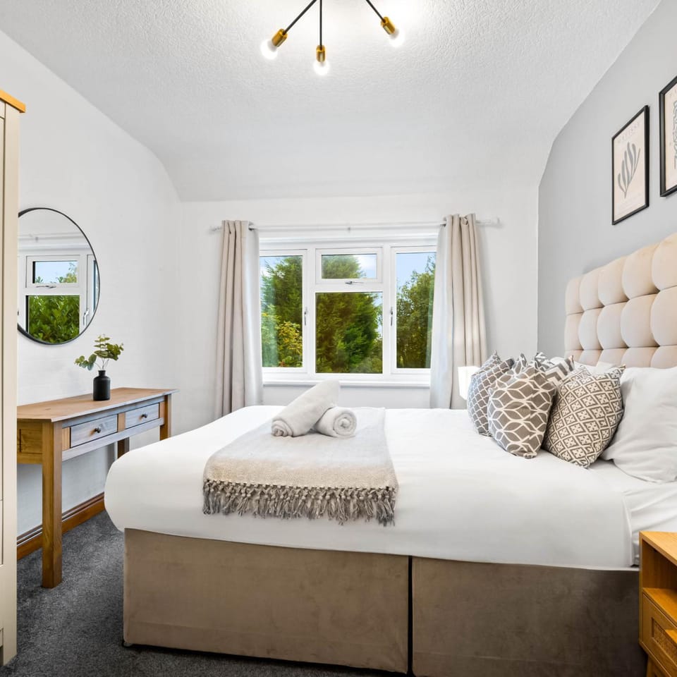 Photo of the whole room, Bedroom