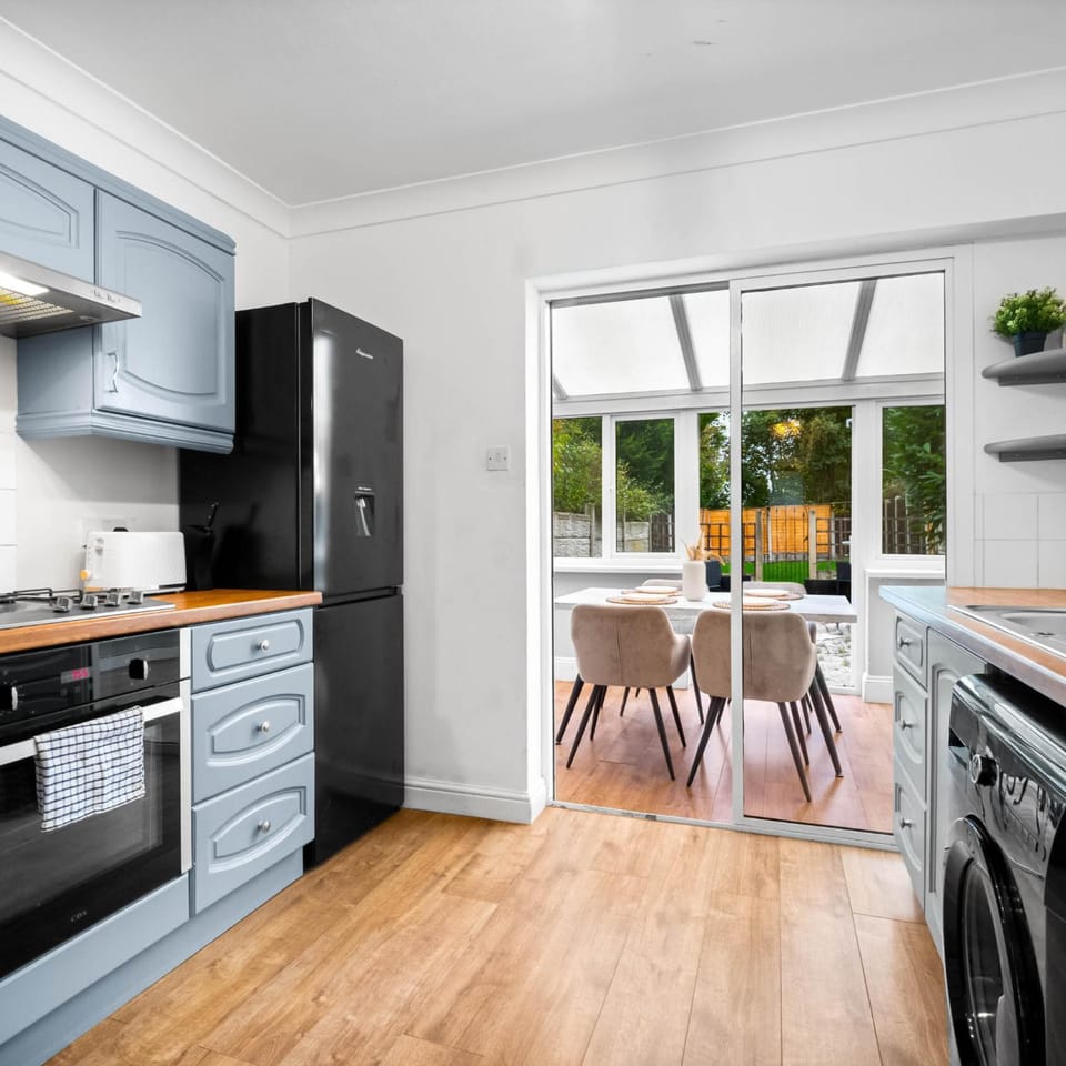 Kitchen or kitchenette, Seating area, oven