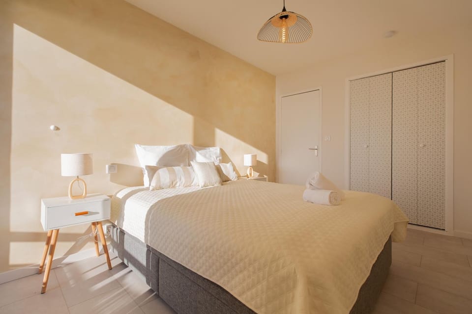 Bed, Photo of the whole room, Bedroom, wardrobe