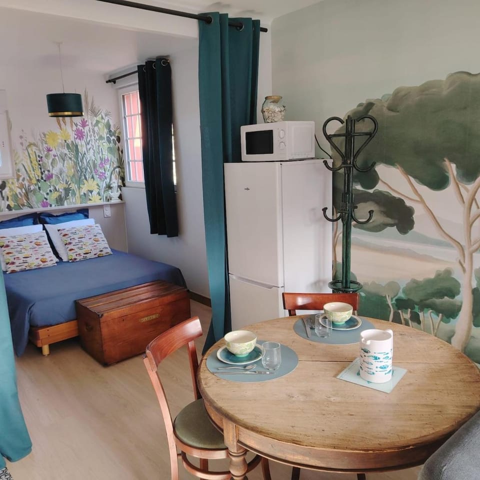 Bed, Photo of the whole room, Dining area, Bedroom