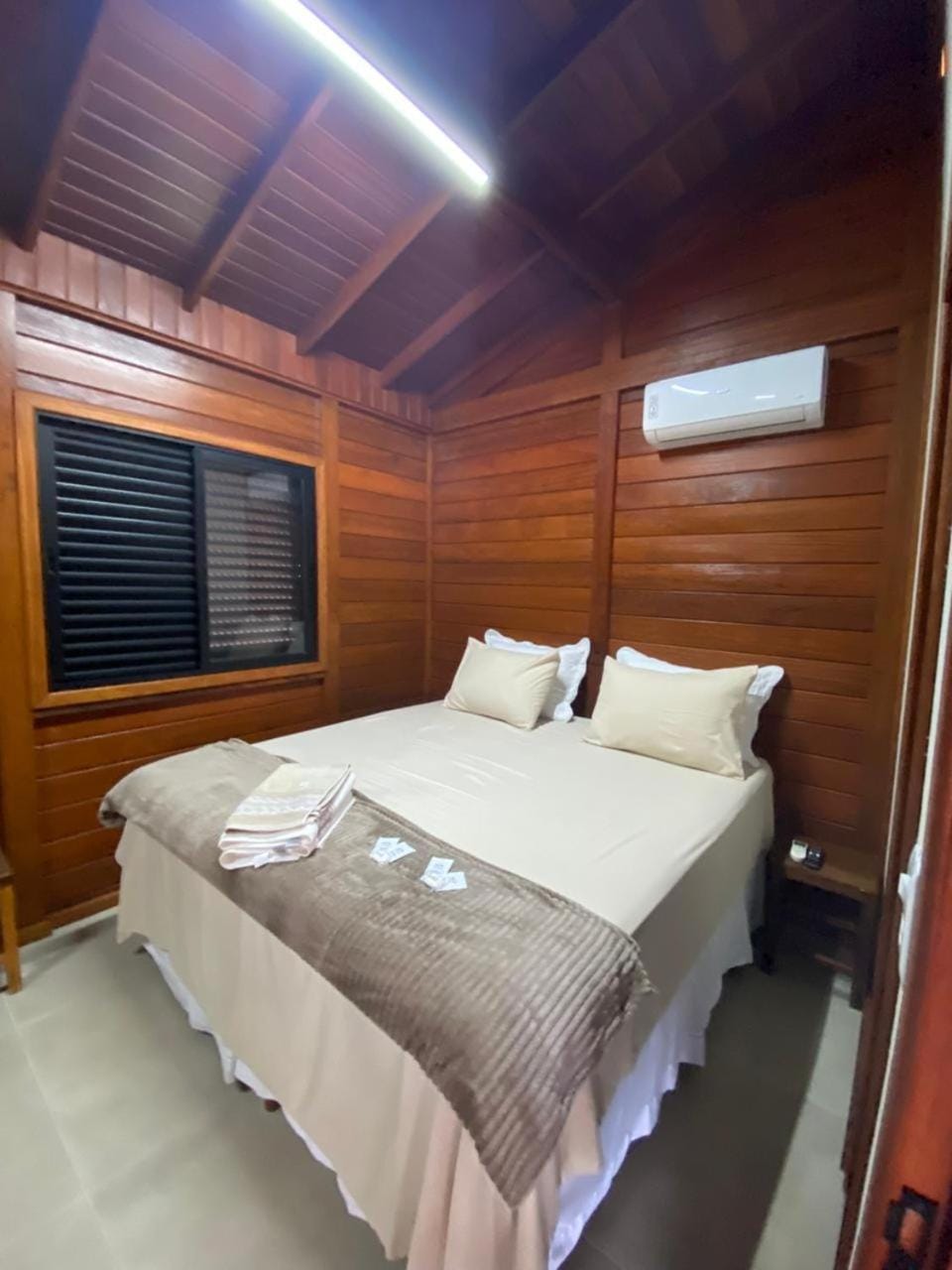 Bed, Photo of the whole room, Bedroom, air conditioner