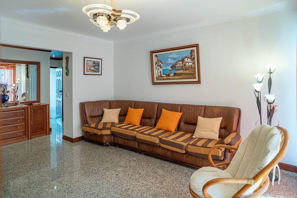 Brisa de Sesimbra - Spacious Family Apartment, 5min Walk to the Beach with Private Parking Apartment in Sesimbra