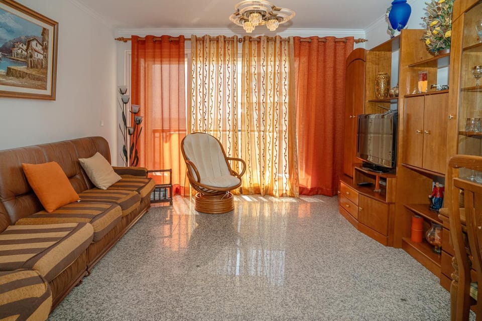 Brisa de Sesimbra - Spacious Family Apartment, 5min Walk to the Beach with Private Parking Apartment in Sesimbra