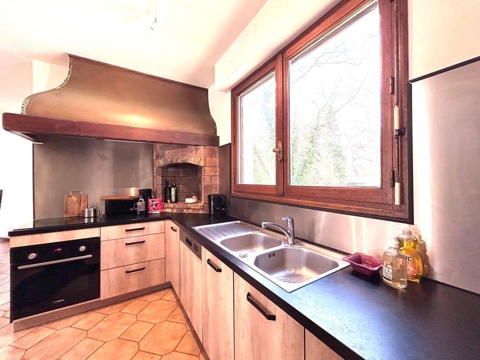 Kitchen or kitchenette, dishwasher, stove