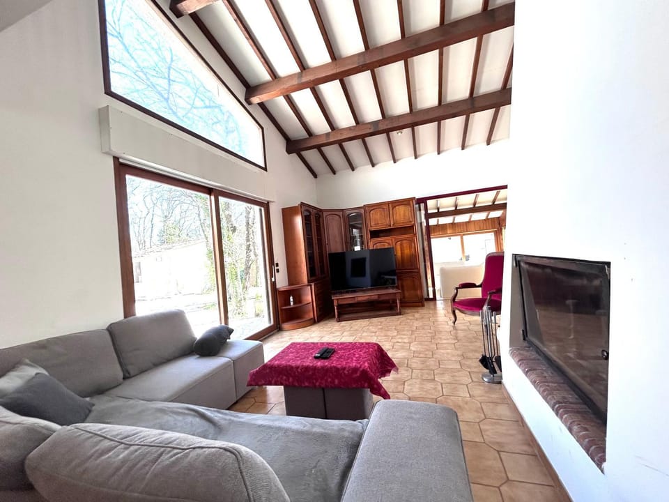 Communal lounge/ TV room, TV and multimedia, Living room