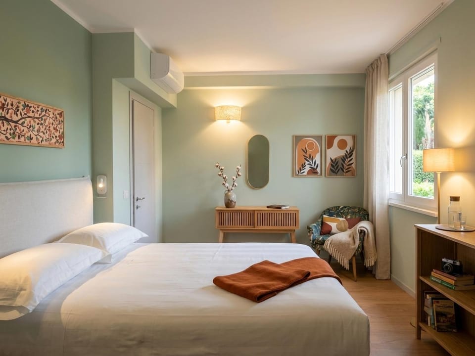 Bed, Photo of the whole room, Bedroom, air conditioner