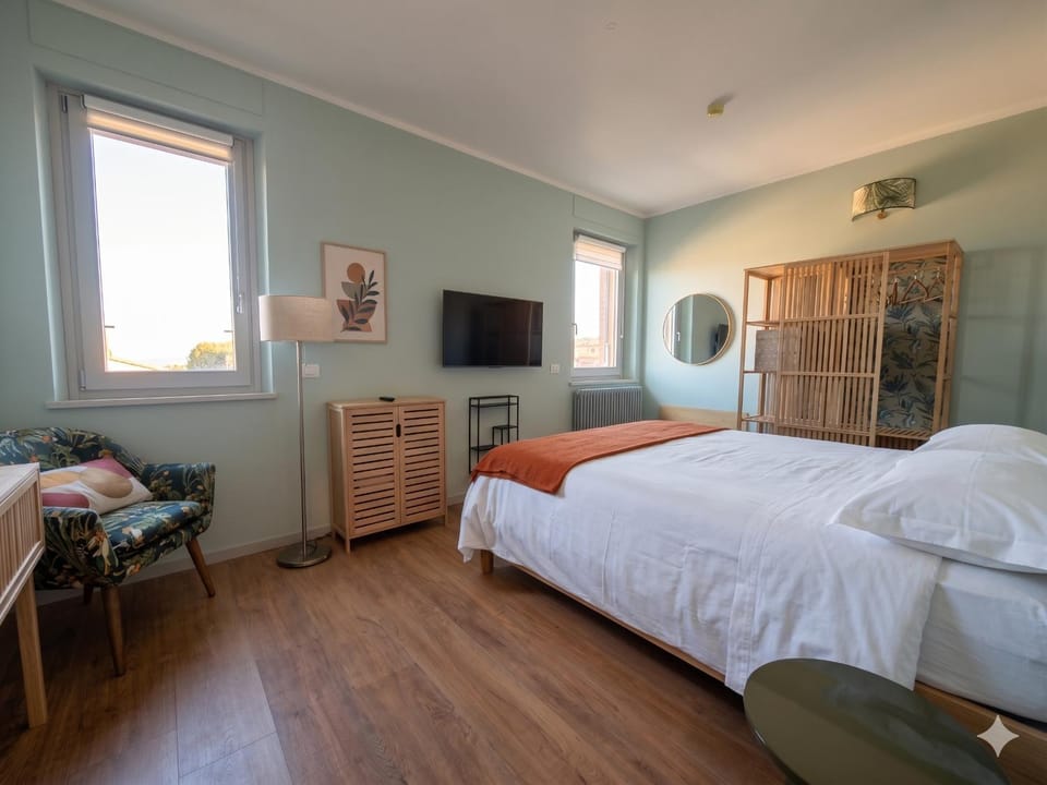 Bed, TV and multimedia, Photo of the whole room, Bedroom, wardrobe
