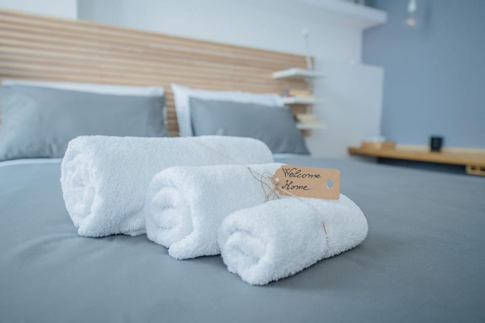 Bed, Photo of the whole room, Bedroom, towels