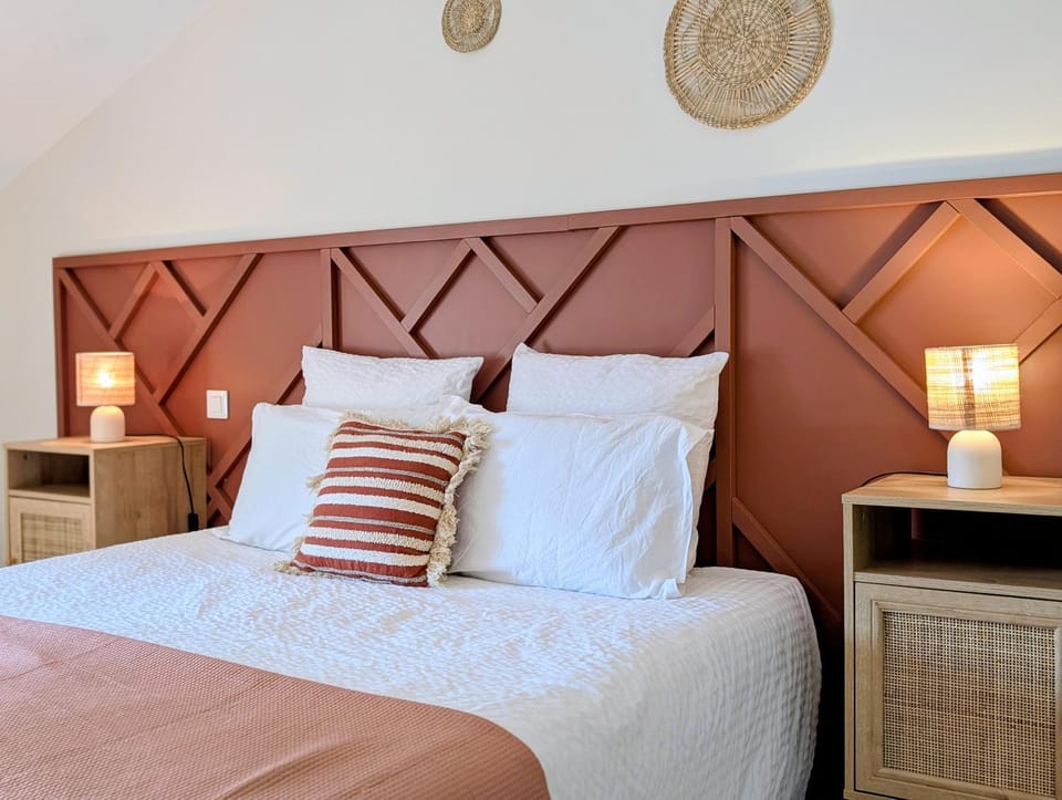 Bed, Photo of the whole room, Decorative detail, Bedroom