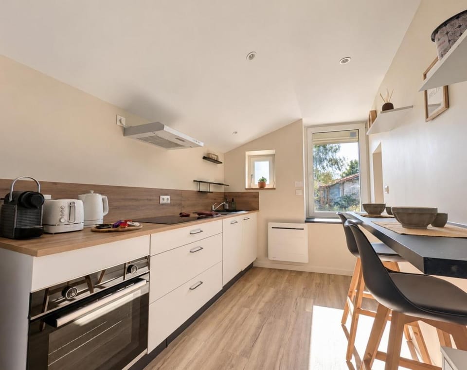 Coffee/tea facilities, Kitchen or kitchenette, dishwasher, oven, stove, toaster, kitchen