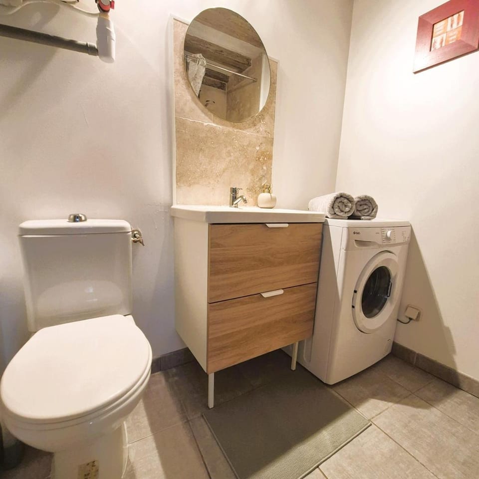 Toilet, Bathroom, towels, washing machine
