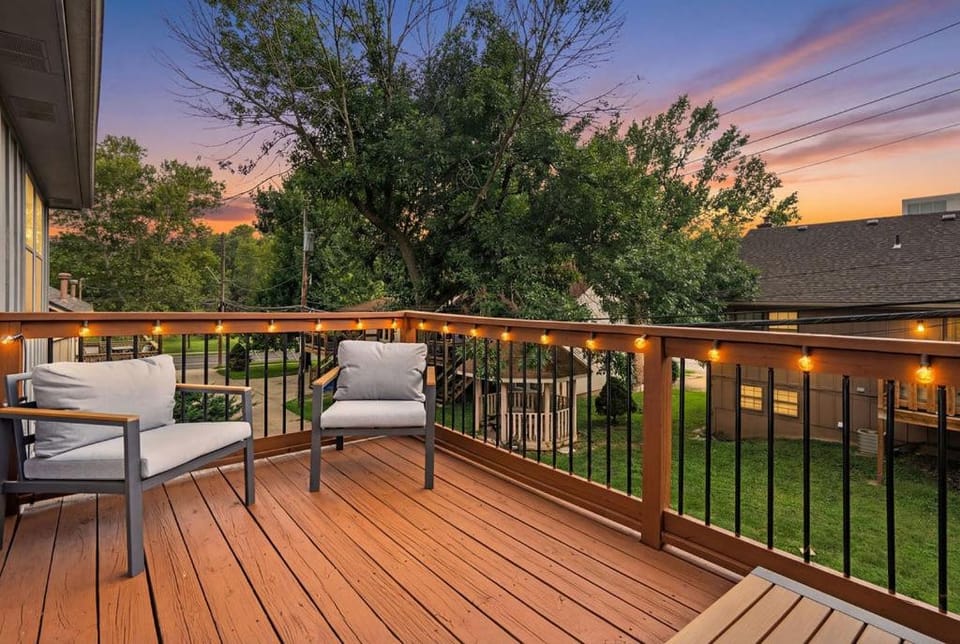 The Westwood - Charming Duplex Walkable to Plaza House in West Plaza