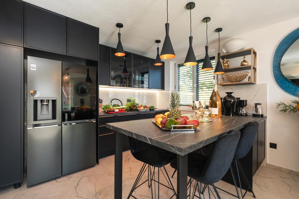 Dining area, kitchen