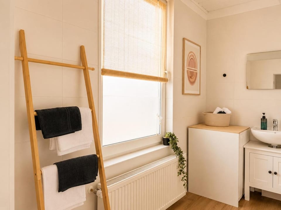 Bathroom, Photo of the whole room, towels