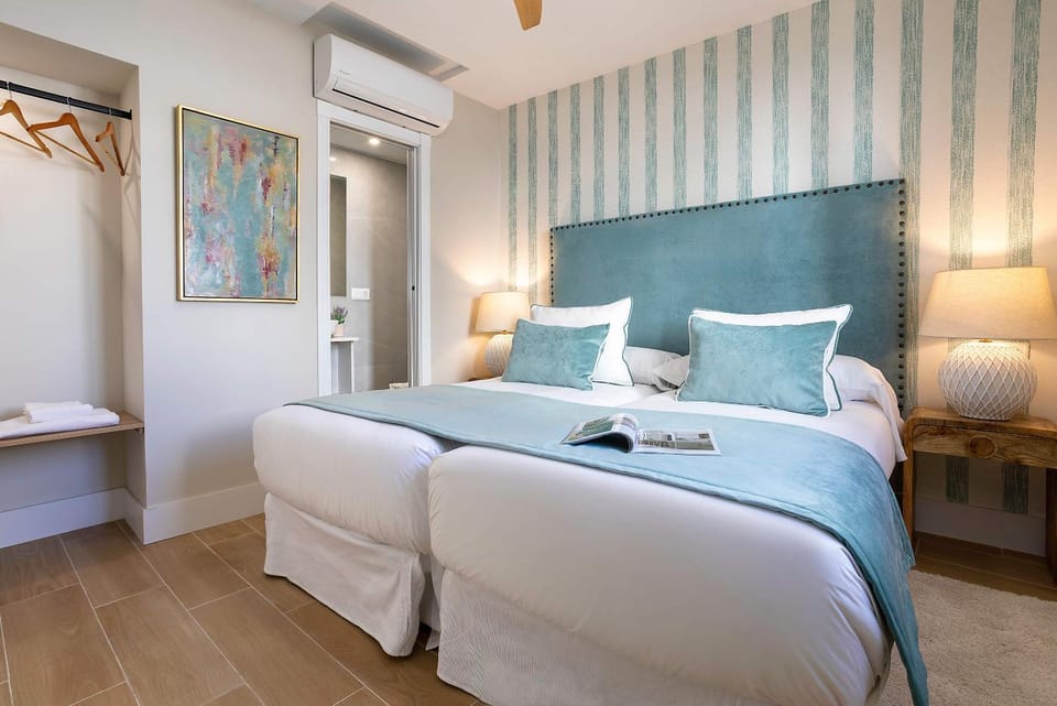 Bed, Other, Photo of the whole room, Bedroom, towels, air conditioner