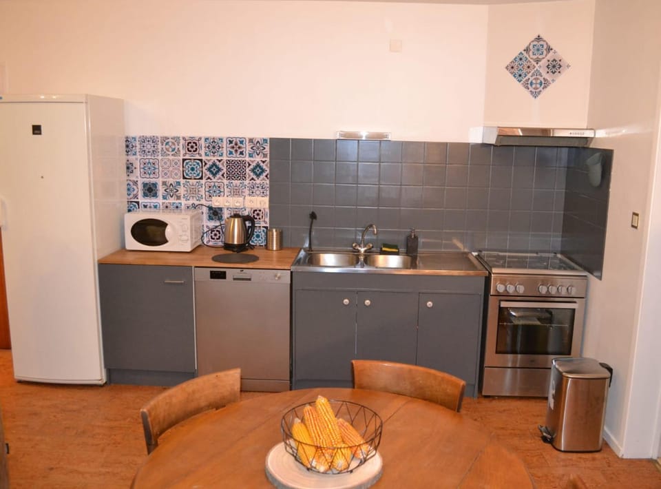 Coffee/tea facilities, Kitchen or kitchenette, dishwasher, oven, stove