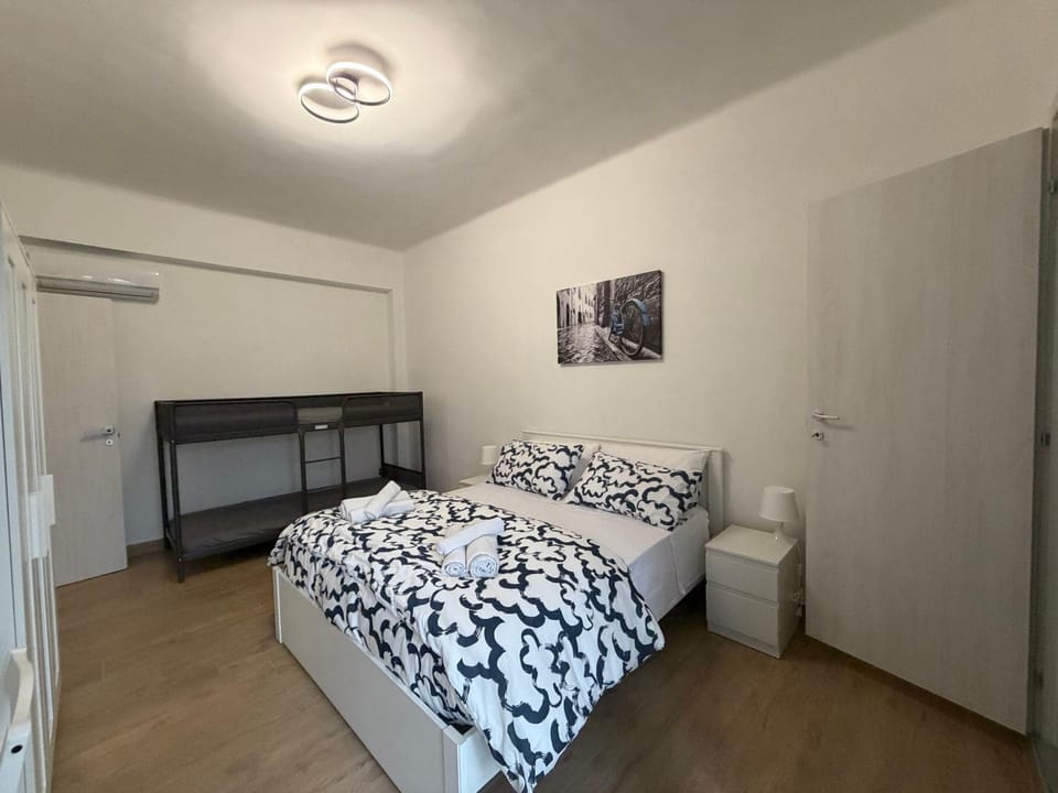 Bedroom, bunk bed