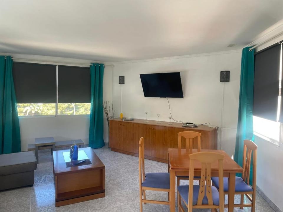 TV and multimedia, Living room, Seating area, Dining area
