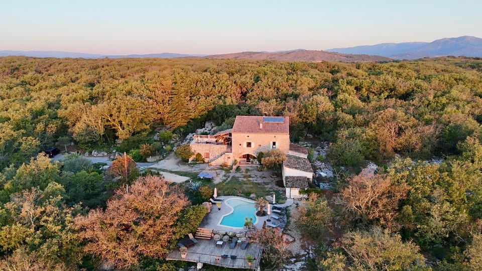 Les Dolines Bed and Breakfast in Balazuc