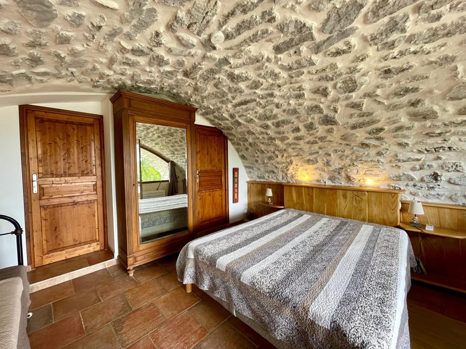 Les Dolines Bed and Breakfast in Balazuc