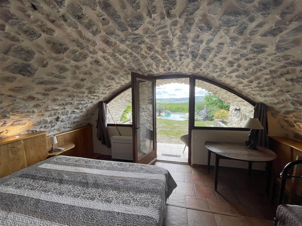 Les Dolines Bed and Breakfast in Balazuc