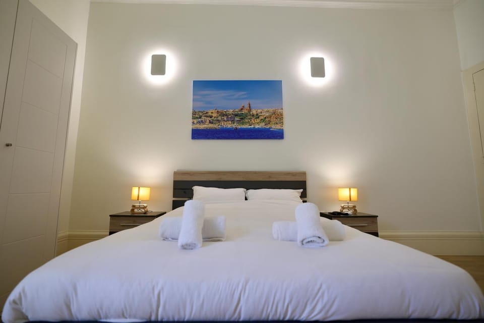 Bed, Photo of the whole room, Bedroom, towels