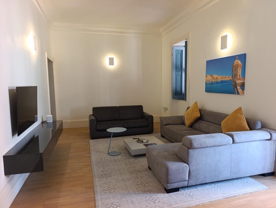 TV and multimedia, Living room, Seating area, Evening entertainment