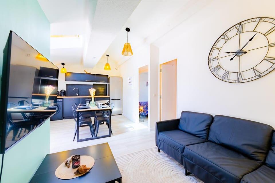 TV and multimedia, Kitchen or kitchenette, Living room, Seating area, Dining area