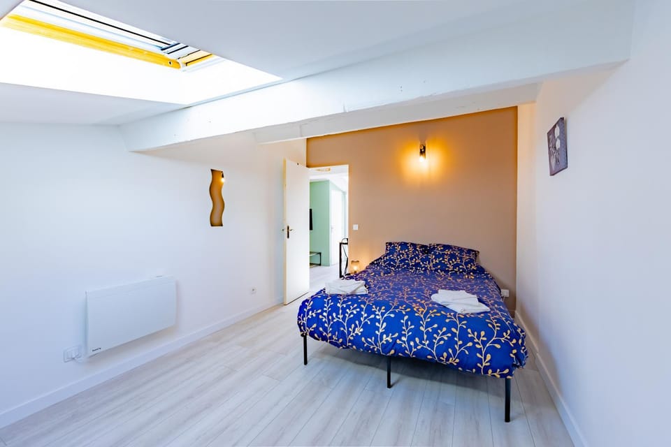 Bed, Photo of the whole room, Bedroom, towels
