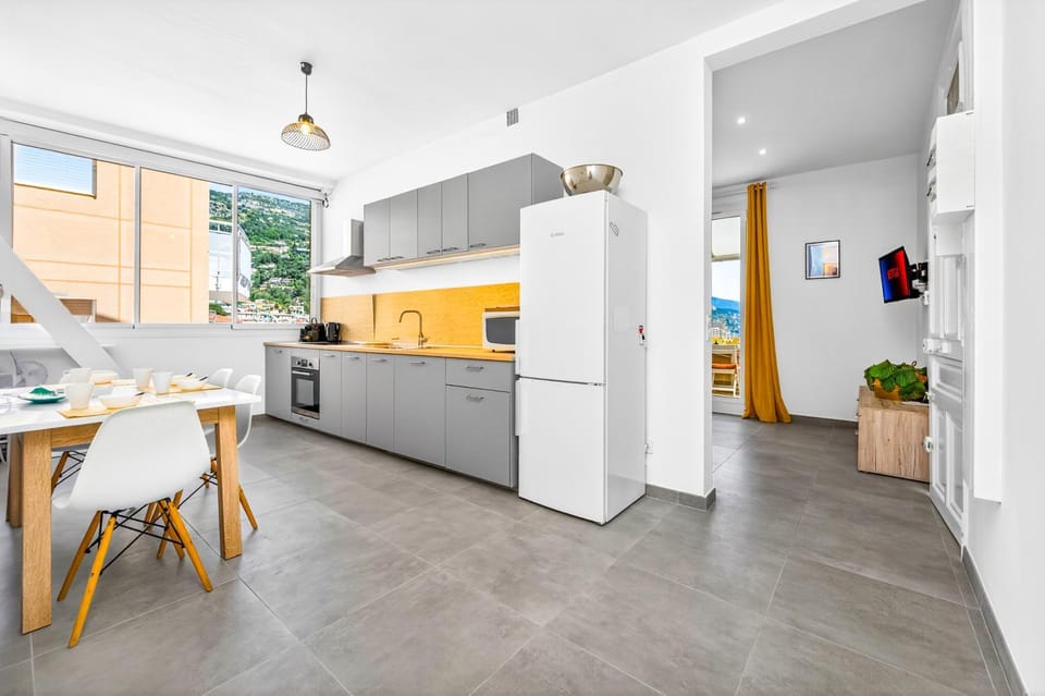 Kitchen or kitchenette, Dining area, oven