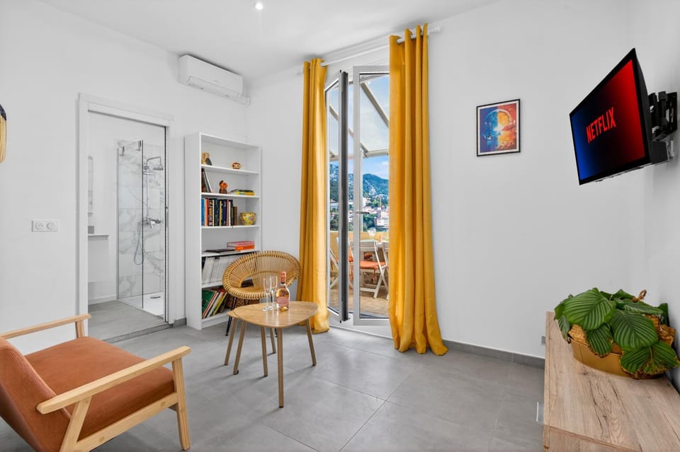 TV and multimedia, Living room, Seating area, air conditioner