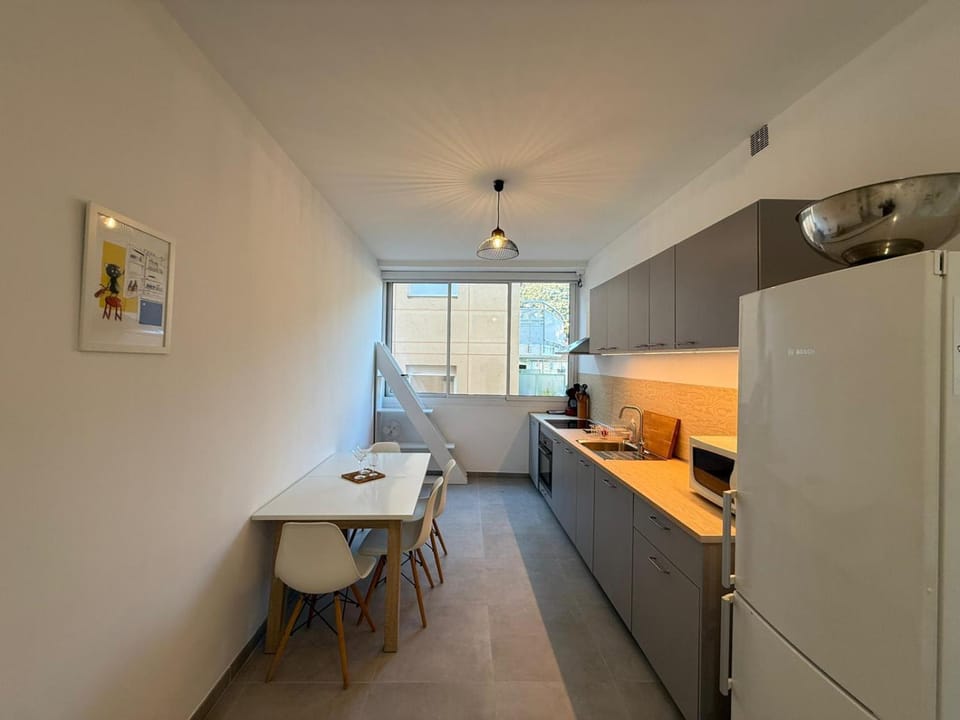 Coffee/tea facilities, Dining area, dishwasher, stove, toaster, kitchen