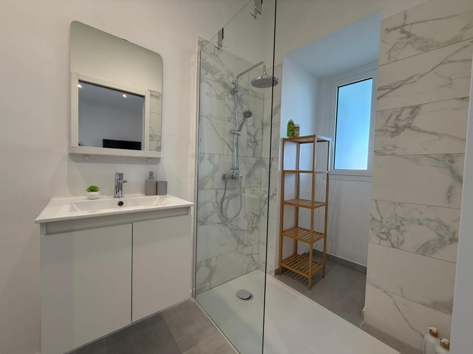 Shower, Toilet, towels