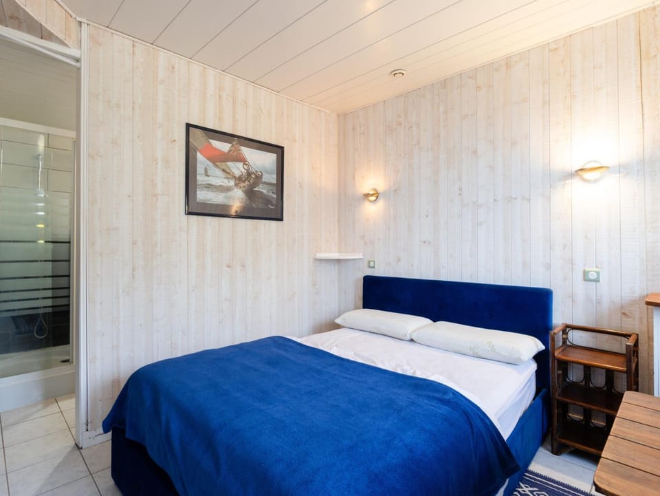 Property building, Living room, Bedroom