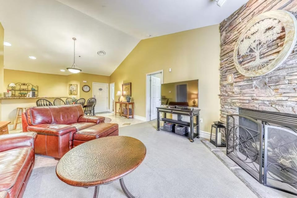 TV and multimedia, Living room, Seating area, Dining area, fireplace, furniture