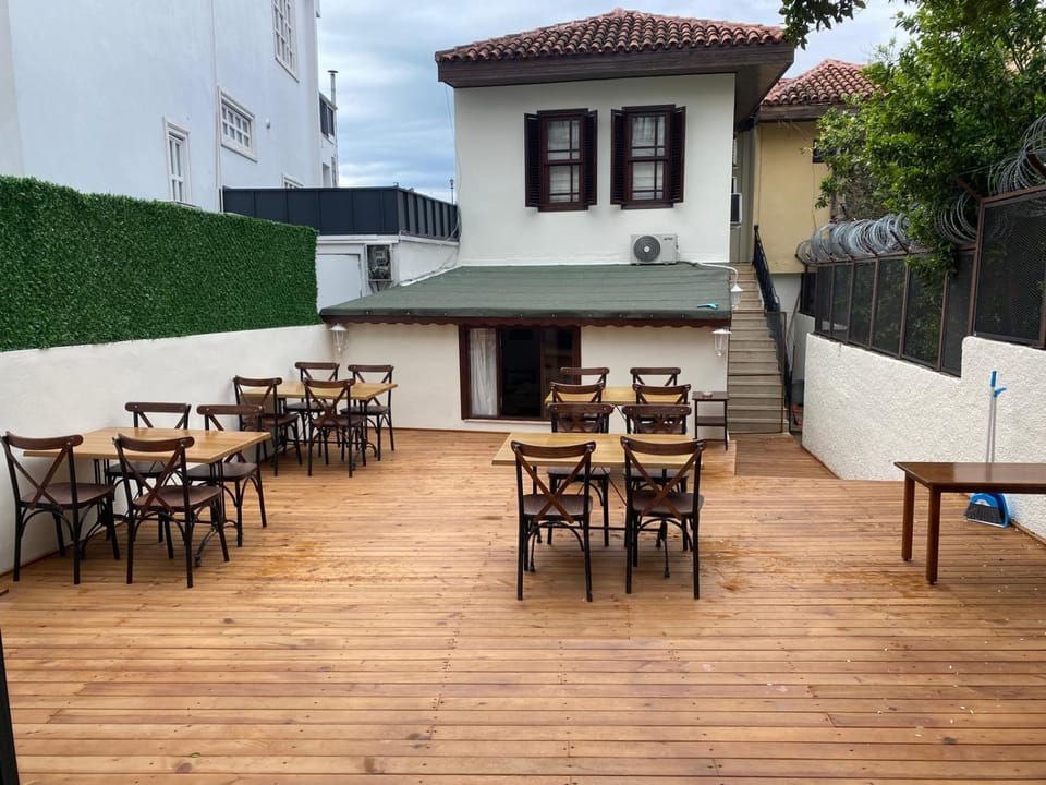 Property building, Day, Balcony/Terrace, Seating area, Dining area