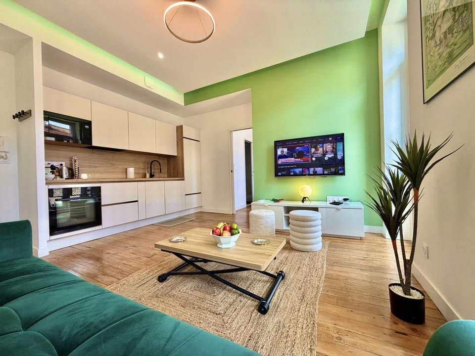 Communal lounge/ TV room, TV and multimedia, Kitchen or kitchenette, Living room, Seating area, Dining area, stove