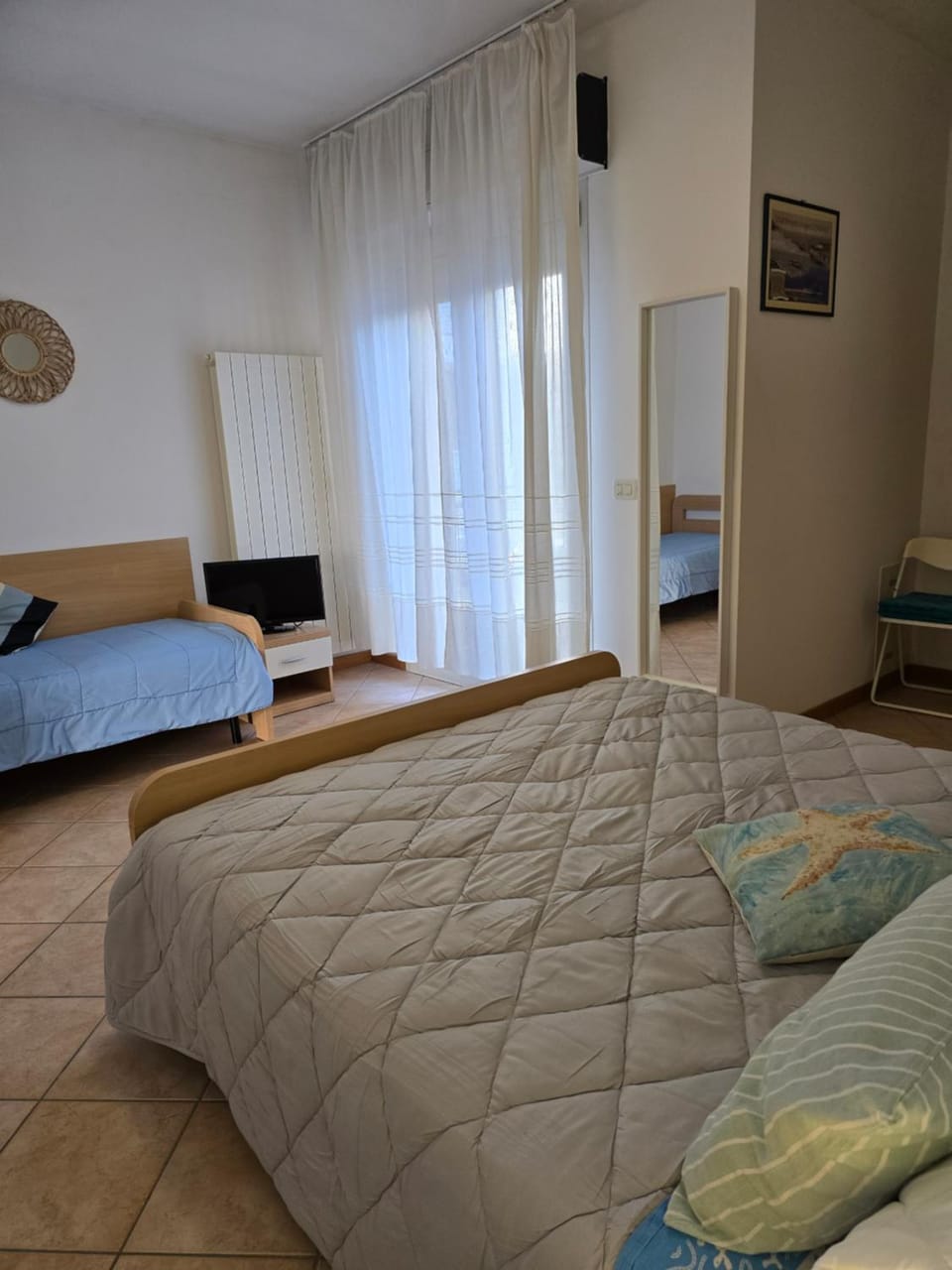 Photo of the whole room, Bedroom